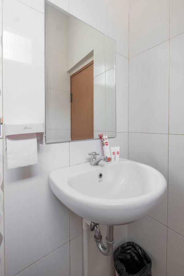 Hotel Astra Novilia Makassar Extérieur photo