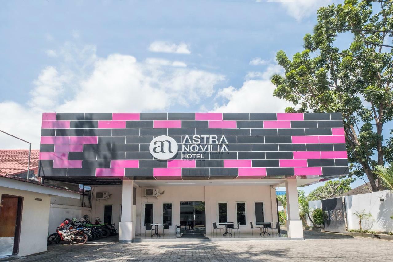 Hotel Astra Novilia Makassar Extérieur photo