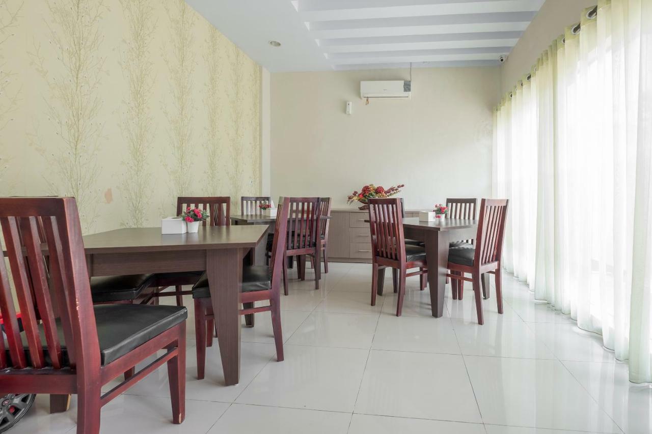 Hotel Astra Novilia Makassar Extérieur photo