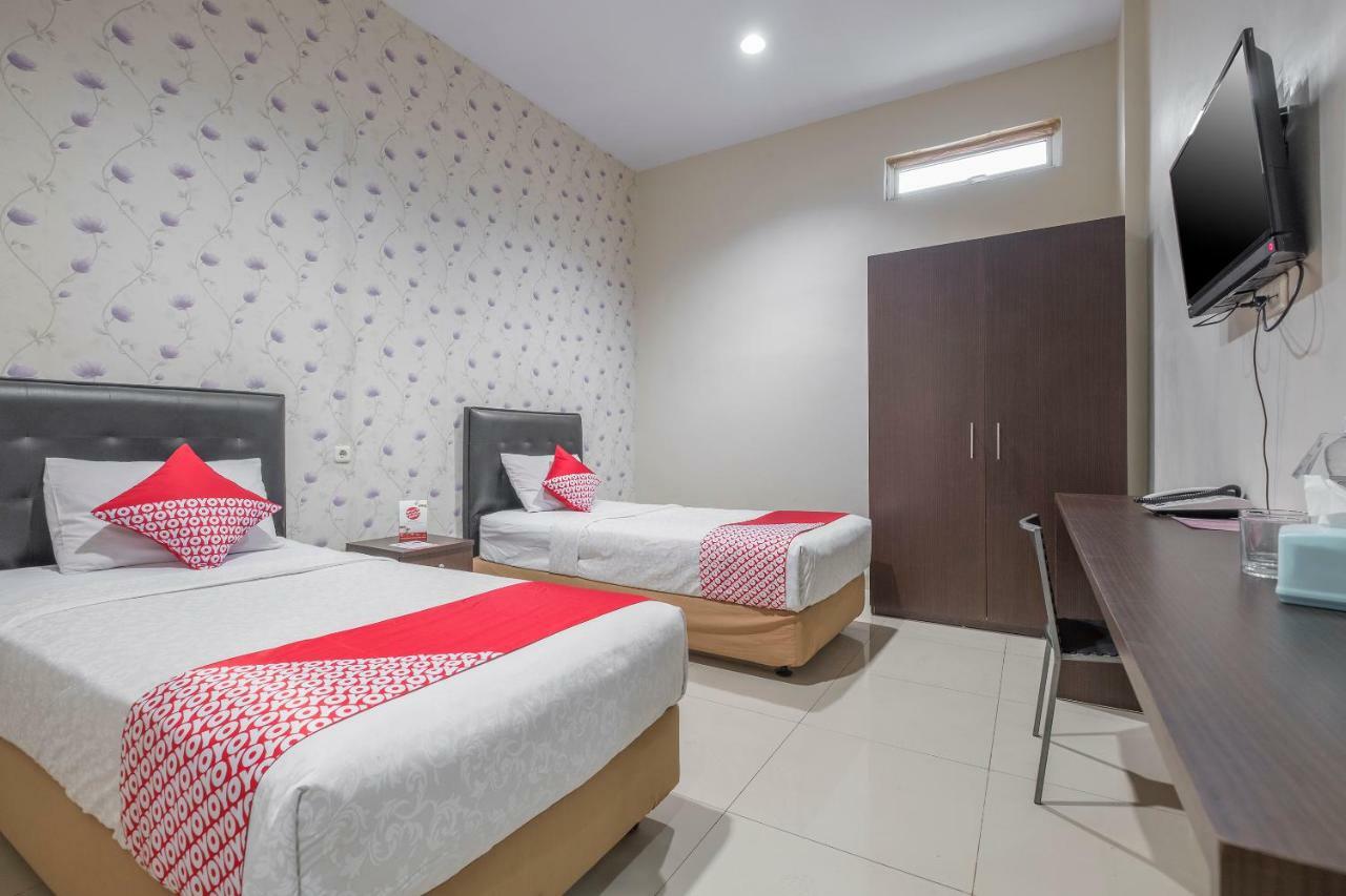 Hotel Astra Novilia Makassar Extérieur photo