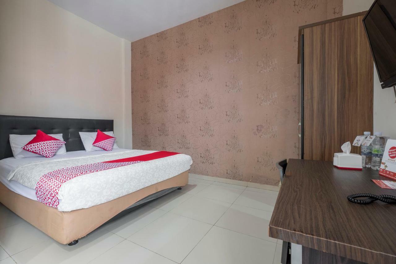 Hotel Astra Novilia Makassar Extérieur photo